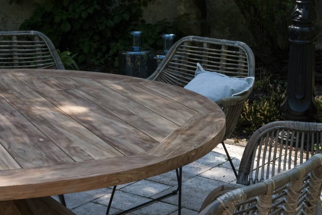 Dřevěný zahradní stůl - kus nábytku, který nikdy nevyjde z módy